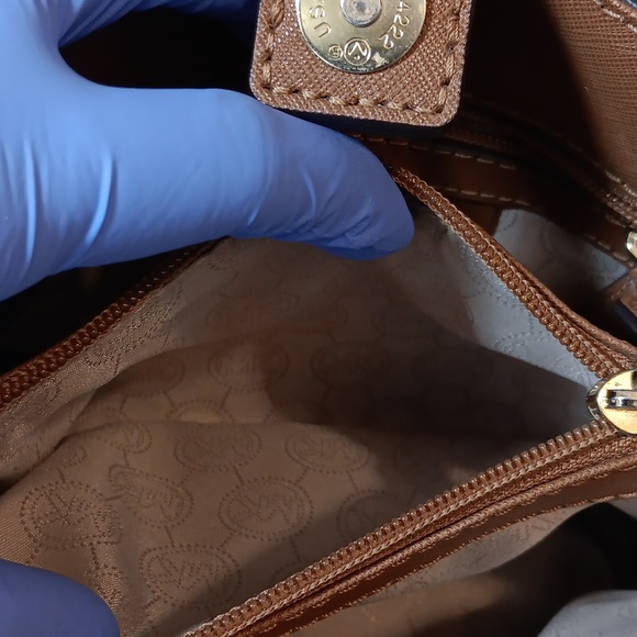 Michael Kors Hamilton Traveler Crossbody bag - Picture 9 of 14